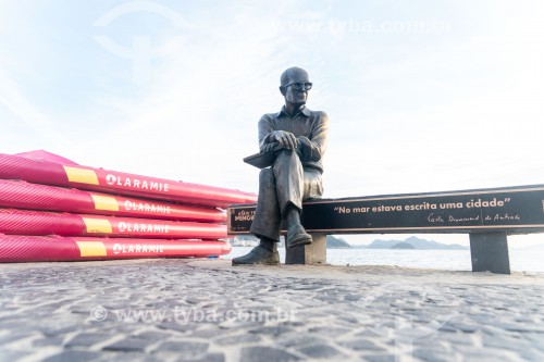 Pranchas de stand up paddle e estátua de Carlos Drummond de Andrade - Rio de Janeiro - Rio de Janeiro (RJ) - Brasil