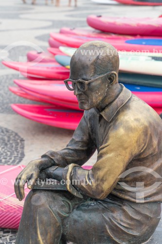 Estátua do poeta Carlos Drummond de Andrade na Praia de Copacabana - Rio de Janeiro - Rio de Janeiro (RJ) - Brasil