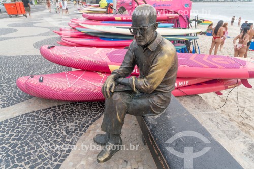 Estátua do poeta Carlos Drummond de Andrade na Praia de Copacabana - Rio de Janeiro - Rio de Janeiro (RJ) - Brasil