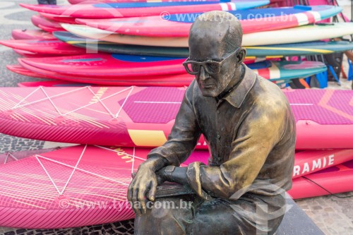 Estátua do poeta Carlos Drummond de Andrade na Praia de Copacabana - Rio de Janeiro - Rio de Janeiro (RJ) - Brasil