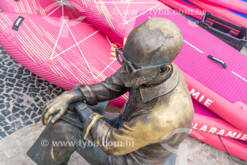 Estátua do poeta Carlos Drummond de Andrade na Praia de Copacabana - Rio de Janeiro - Rio de Janeiro (RJ) - Brasil