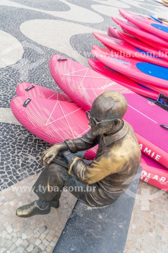Estátua do poeta Carlos Drummond de Andrade na Praia de Copacabana - Rio de Janeiro - Rio de Janeiro (RJ) - Brasil