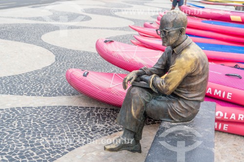 Estátua do poeta Carlos Drummond de Andrade na Praia de Copacabana - Rio de Janeiro - Rio de Janeiro (RJ) - Brasil