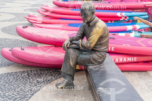 Estátua do poeta Carlos Drummond de Andrade na Praia de Copacabana - Rio de Janeiro - Rio de Janeiro (RJ) - Brasil