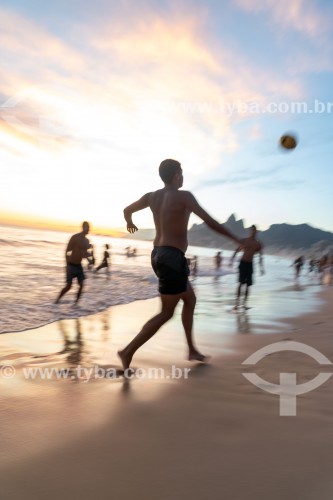 Banhistas jogando futebol (altinha) na orla da Praia do Arpoador com o Morro Dois Irmãos ao fundo - Rio de Janeiro - Rio de Janeiro (RJ) - Brasil
