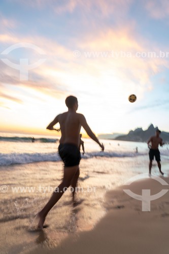 Banhistas jogando futebol (altinha) na orla da Praia do Arpoador com o Morro Dois Irmãos ao fundo - Rio de Janeiro - Rio de Janeiro (RJ) - Brasil