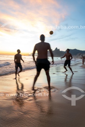 Banhistas jogando futebol (altinha) na orla da Praia do Arpoador com o Morro Dois Irmãos ao fundo - Rio de Janeiro - Rio de Janeiro (RJ) - Brasil