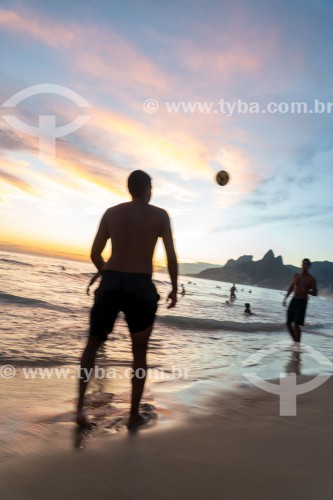 Banhistas jogando futebol (altinha) na orla da Praia do Arpoador com o Morro Dois Irmãos ao fundo - Rio de Janeiro - Rio de Janeiro (RJ) - Brasil