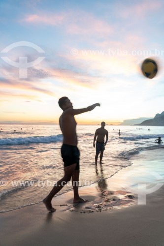 Banhistas jogando futebol (altinha) na orla da Praia do Arpoador com o Morro Dois Irmãos ao fundo - Rio de Janeiro - Rio de Janeiro (RJ) - Brasil