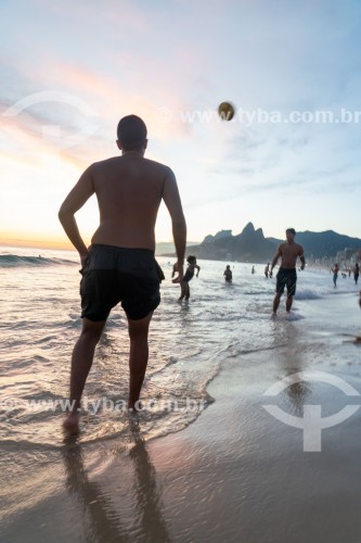 Banhistas jogando futebol (altinha) na orla da Praia do Arpoador com o Morro Dois Irmãos ao fundo - Rio de Janeiro - Rio de Janeiro (RJ) - Brasil