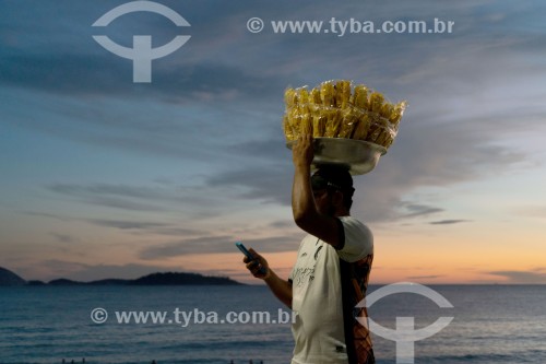Vendedor ambulante de petisco na Praia de Ipanema - Rio de Janeiro - Rio de Janeiro (RJ) - Brasil