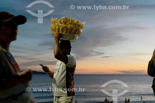 Vendedor ambulante de petisco na Praia de Ipanema - Rio de Janeiro - Rio de Janeiro (RJ) - Brasil
