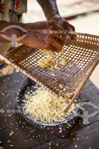 Detalhe de processo artesanal para a produção da farinha de mandioca - Parque Nacional de Anavilhanas - Novo Airão - Amazonas (AM) - Brasil