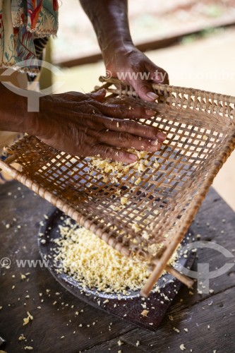 Detalhe de processo artesanal para a produção da farinha de mandioca - Parque Nacional de Anavilhanas - Novo Airão - Amazonas (AM) - Brasil