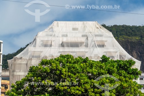 Prédio na Avenida Atlântica com tela de proteção de obra - Rio de Janeiro - Rio de Janeiro (RJ) - Brasil