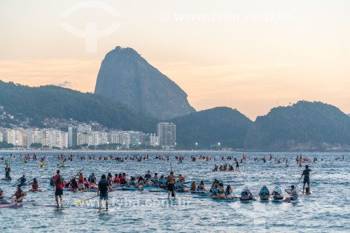Praticantes de Stand up paddle no posto 6 da Praia de Copacabana assistindo o nascer do sol - Rio de Janeiro - Rio de Janeiro (RJ) - Brasil