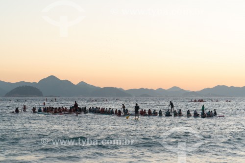 Praticantes de Stand up paddle no posto 6 da Praia de Copacabana assistindo o nascer do sol - Rio de Janeiro - Rio de Janeiro (RJ) - Brasil