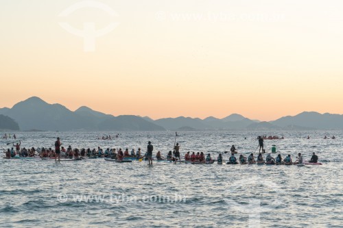 Praticantes de Stand up paddle no posto 6 da Praia de Copacabana assistindo o nascer do sol - Rio de Janeiro - Rio de Janeiro (RJ) - Brasil