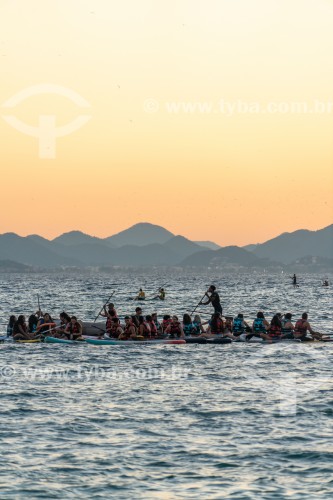 Praticantes de Stand up paddle no posto 6 da Praia de Copacabana assistindo o nascer do sol - Rio de Janeiro - Rio de Janeiro (RJ) - Brasil