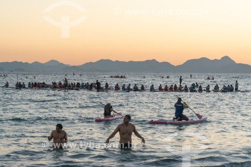 Praticantes de Stand up paddle no posto 6 da Praia de Copacabana assistindo o nascer do sol - Rio de Janeiro - Rio de Janeiro (RJ) - Brasil