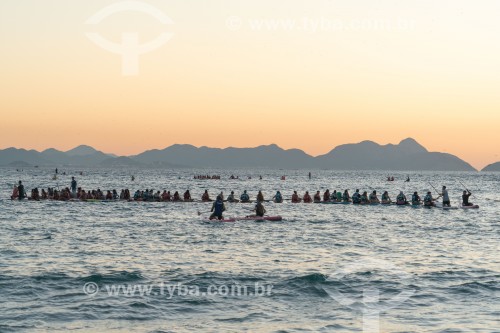 Praticantes de Stand up paddle no posto 6 da Praia de Copacabana assistindo o nascer do sol - Rio de Janeiro - Rio de Janeiro (RJ) - Brasil