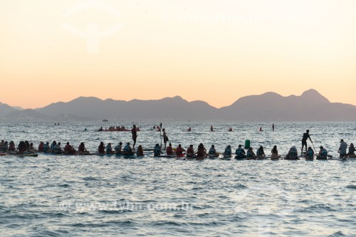 Praticantes de Stand up paddle no posto 6 da Praia de Copacabana assistindo o nascer do sol - Rio de Janeiro - Rio de Janeiro (RJ) - Brasil