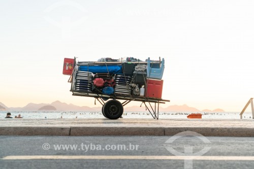 Detalhe de carrinho de burro-sem-rabo com cadeiras de praia na Praia de Copacabana - Rio de Janeiro - Rio de Janeiro (RJ) - Brasil