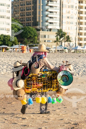 Vendedor ambulante de óculos e chapéu na Praia de Copacabana - Rio de Janeiro - Rio de Janeiro (RJ) - Brasil