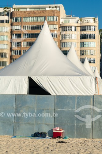Estrutura montada para evento na Praia de Copacabana bloqueando o livre acesso dos banhistas - Rio de Janeiro - Rio de Janeiro (RJ) - Brasil