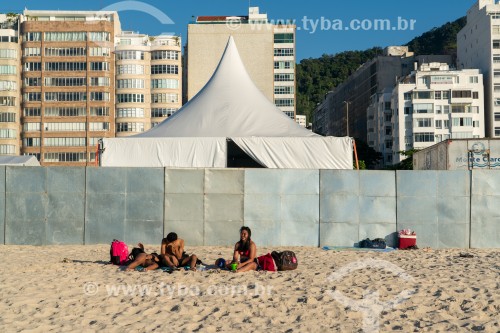 Estrutura montada para evento na Praia de Copacabana bloqueando o livre acesso dos banhistas - Rio de Janeiro - Rio de Janeiro (RJ) - Brasil