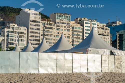 Estrutura montada para evento na Praia de Copacabana bloqueando o livre acesso dos banhistas - Rio de Janeiro - Rio de Janeiro (RJ) - Brasil