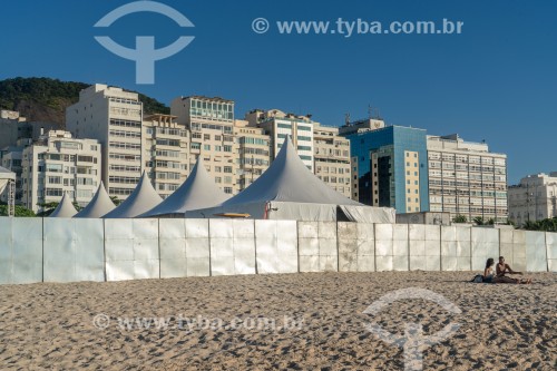 Estrutura montada para evento na Praia de Copacabana bloqueando o livre acesso dos banhistas - Rio de Janeiro - Rio de Janeiro (RJ) - Brasil