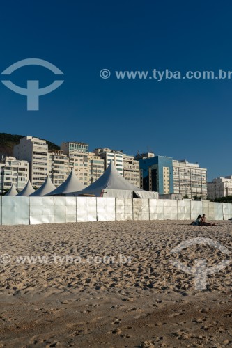 Estrutura montada para evento na Praia de Copacabana bloqueando o livre acesso dos banhistas - Rio de Janeiro - Rio de Janeiro (RJ) - Brasil
