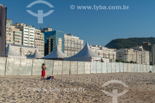 Estrutura montada para evento na Praia de Copacabana bloqueando o livre acesso dos banhistas - Rio de Janeiro - Rio de Janeiro (RJ) - Brasil
