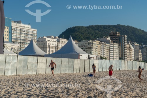 Estrutura montada para evento na Praia de Copacabana bloqueando o livre acesso dos banhistas - Rio de Janeiro - Rio de Janeiro (RJ) - Brasil