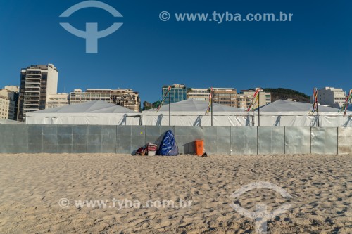 Estrutura montada para evento na Praia de Copacabana bloqueando o livre acesso dos banhistas - Rio de Janeiro - Rio de Janeiro (RJ) - Brasil