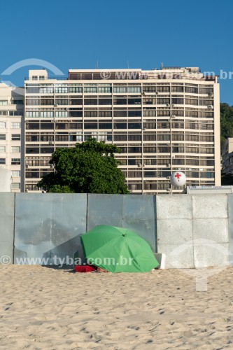 Estrutura montada para evento na Praia de Copacabana bloqueando o livre acesso dos banhistas - Rio de Janeiro - Rio de Janeiro (RJ) - Brasil