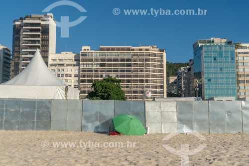 Estrutura montada para evento na Praia de Copacabana bloqueando o livre acesso dos banhistas - Rio de Janeiro - Rio de Janeiro (RJ) - Brasil