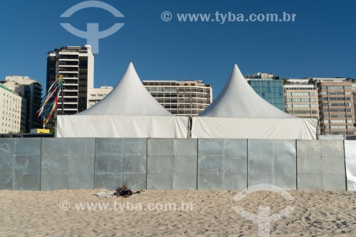 Estrutura montada para evento na Praia de Copacabana bloqueando o livre acesso dos banhistas - Rio de Janeiro - Rio de Janeiro (RJ) - Brasil