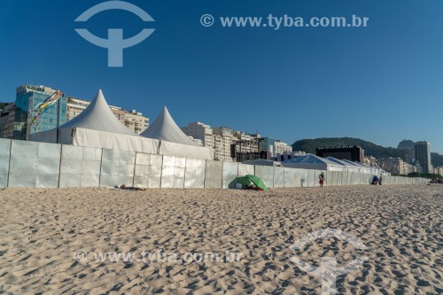 Estrutura montada para evento na Praia de Copacabana bloqueando o livre acesso dos banhistas - Rio de Janeiro - Rio de Janeiro (RJ) - Brasil