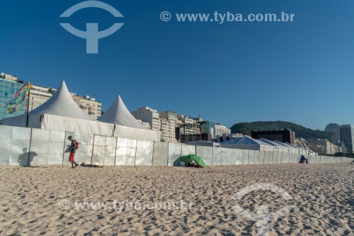 Estrutura montada para evento na Praia de Copacabana bloqueando o livre acesso dos banhistas - Rio de Janeiro - Rio de Janeiro (RJ) - Brasil