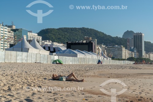 Estrutura montada para evento na Praia de Copacabana bloqueando o livre acesso dos banhistas - Rio de Janeiro - Rio de Janeiro (RJ) - Brasil