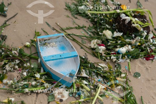 Oferendas para Iemanjá Durante a festa no dia da Rainha do Mar - Praia do Arpoador - Rio de Janeiro - Rio de Janeiro (RJ) - Brasil