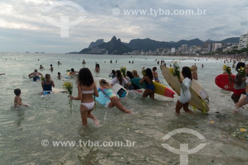Oferendas para Iemanjá Durante a festa no dia da Rainha do Mar - Praia do Arpoador - Rio de Janeiro - Rio de Janeiro (RJ) - Brasil