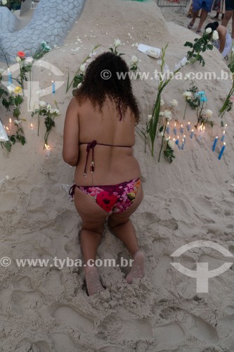 Oferendas para Iemanjá Durante a festa no dia da Rainha do Mar - Praia do Arpoador - Rio de Janeiro - Rio de Janeiro (RJ) - Brasil