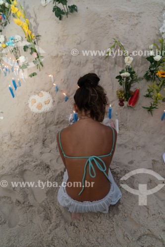 Oferendas para Iemanjá Durante a festa no dia da Rainha do Mar - Praia do Arpoador - Rio de Janeiro - Rio de Janeiro (RJ) - Brasil