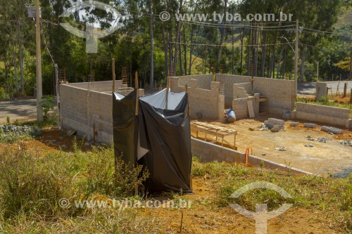 Sanitário improvisado por pedreiros em canteiro de obras - Guarani - Minas Gerais (MG) - Brasil
