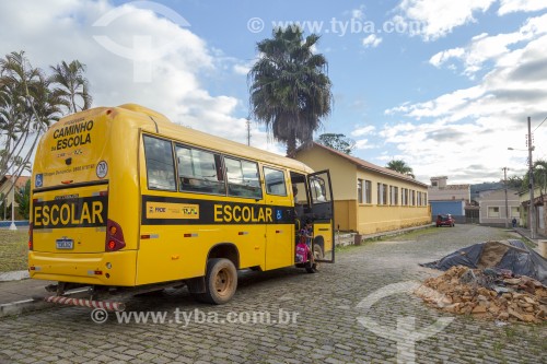Alunos do ensino fundamental da Escola Municipal Francisco Peixoto desembarcam de ônibus de transporte escolar - Guarani - Minas Gerais (MG) - Brasil