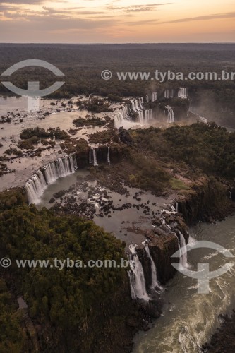 Foto feita com drone de cachoeiras no Parque Nacional do Iguaçu - Fronteira entre Brasil e Argentina - Foz do Iguaçu - Paraná (PR) - Brasil