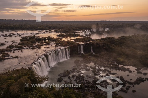 Foto feita com drone de cachoeiras no Parque Nacional do Iguaçu - Fronteira entre Brasil e Argentina - Foz do Iguaçu - Paraná (PR) - Brasil